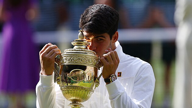 Carlos Alcaraz se seznamuje se svojí druhou trofejí pro vítěze Wimbledonu.