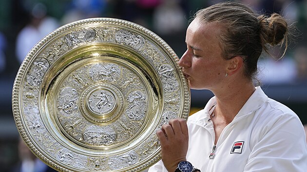 Barbora Krejkov s trofej pro vtzku Wimbledonu