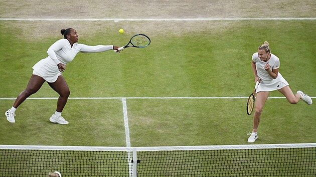 Taylor Townsendov se natahuje po mku ve finle Wimbledonu.