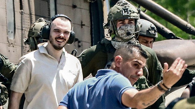 Izraelec Andrej Kozlov, kterho osm msc vznilo palestinsk teroristick hnut Hams, vystupuje z vrtulnku pot, co jej zachrnila izraelsk armda. (8. ervna 2024)