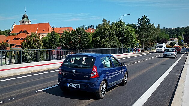 idim i chodcm slou opraven most pes Vltavu v Tn. (15. ervence 2024)