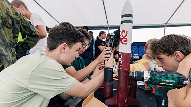 Tmy stedokolskch a vysokokolskch student se v Brn pomily ve finle soute Czech Rocket Challenge, v nm vypoutly rakety, kter samy sestrojily.