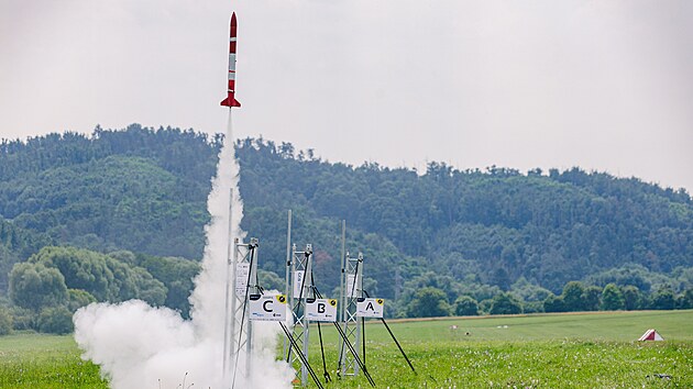 Tmy stedokolskch a vysokokolskch student se v Brn pomily ve finle soute Czech Rocket Challenge, v nm vypoutly rakety, kter samy sestrojily.