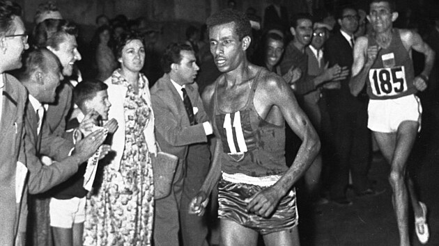 Vedoucí Abebe Bikila v závru trasy olympijského maratonu v ím.