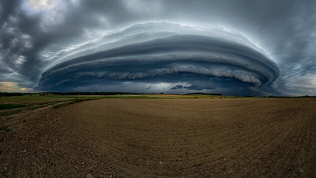 Takto se Luki Gallovi podailo v srpnu 2020 vyfotit ukzkov shelf cloud nedaleko Bernartic na Psecku.