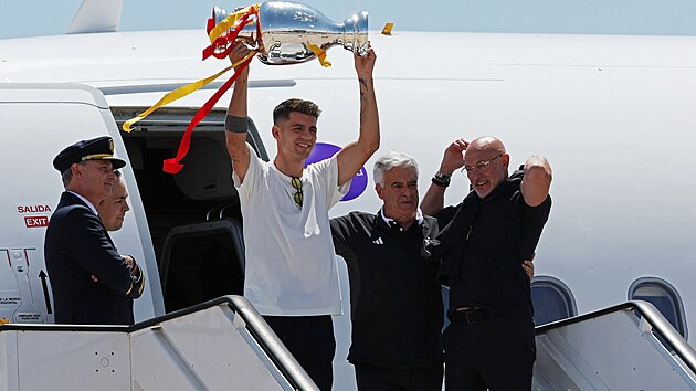 Kapitn panlskch mistr Evropy lvaro Morata po pletu do Madridu. Vpravo ...