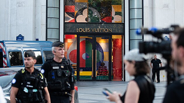 Francouzsk� policie uzav�ela ��st hlavn� pa��sk� t��dy po �toku no�em. (18. �ervence 2024)