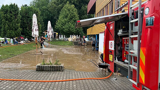 tvrten krupobit ve Vysokm Mt zaplavilo mstn plovrnu, kter mus zstat uzaven. (12. ervence 2024)