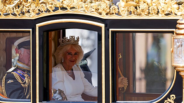 Kr�lovna Camilla doprovodila v den sv�ch 77. narozenin kr�le Karla III. na slavnostn� otev�en� parlamentu.