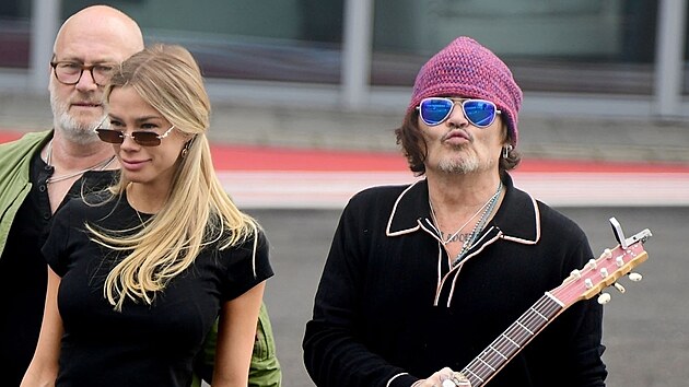 Johnny Depp s Julií Vlasovovou v Londýně (11. července 2024)