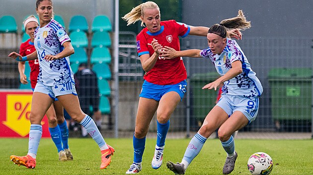 Chomutov, 12. 07. 2024, kvalifikace mistrovstv Evropy en ve fotbale esko - panlsko. Domc Klra Cahynov (v ervenm) v souboji s Evou Navarrovou.