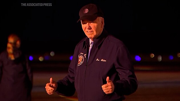 Nemocný Biden přistál v Delaweru, má covid.