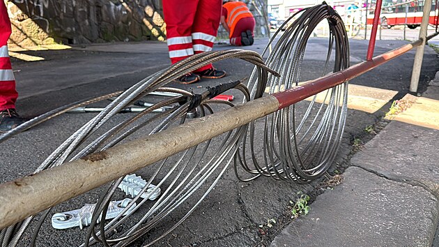 V praskch Nuslch u Fidlovaky strhl nklak trolejov veden, tramvaje mus jezdit odklonem. (19. ervence 2024)