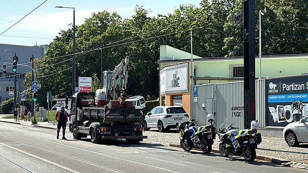 V praskch Nuslch u Fidlovaky strhl nklak trolejov veden, tramvaje mus jezdit odklonem. (19. ervence 2024)