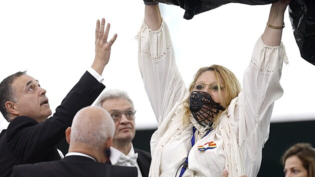 Diana Iovanovici Sosoaca, poslankyn� Evropsk�ho parlamentu z Rumunska, je vyvedena z jednac�ho s�lu b�hem plen�rn�ho zased�n� Evropsk�ho parlamentu. (18. �ervence 2024)
