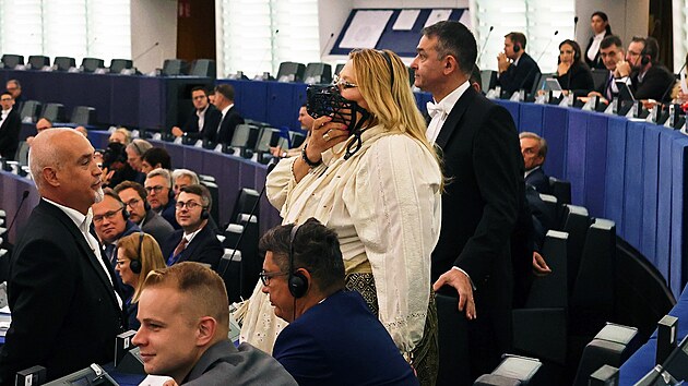 Diana Iovanovici Sosoaca, poslankyn� Evropsk�ho parlamentu z Rumunska, je vyvedena z jednac�ho s�lu b�hem plen�rn�ho zased�n� Evropsk�ho parlamentu. (18. �ervence 2024)