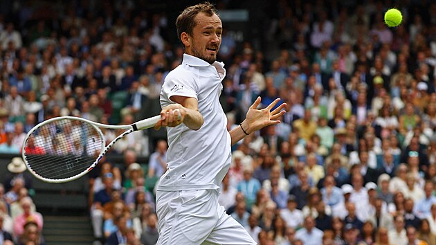 Daniil Medveděv se připravuje na úder v semifinálovém zápase Wimbledonu.