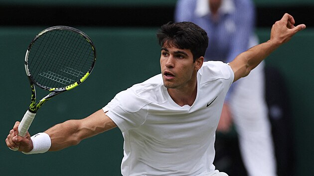 Carlos Alcaraz v semifinálovém zápase Wimbledonu.