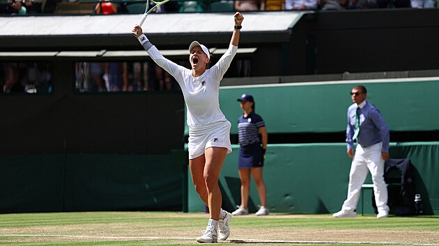 Barbora Krejkov se raduje z postupu do semifinle Wimbledonu.