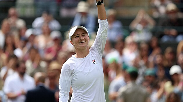 Barbora Krejkov se raduje z postupu do semifinle Wimbledonu.