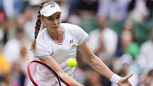 Jelena Rybakinová hraje forhend ve čtvrtfinálovém utkání Wimbledonu.