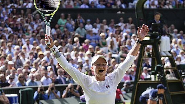 Barbora Krejčíková se raduje ze senzačního vítězství ve Wimbledonu.