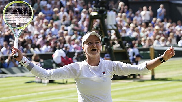 Barbora Krejčíková se raduje ze senzačního vítězství ve Wimbledonu.