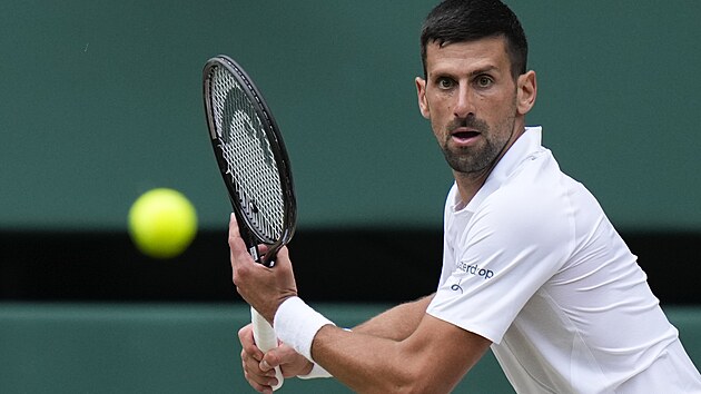 Novak Djokovič se chystá na úder v semifinálovém zápase Wimbledonu.