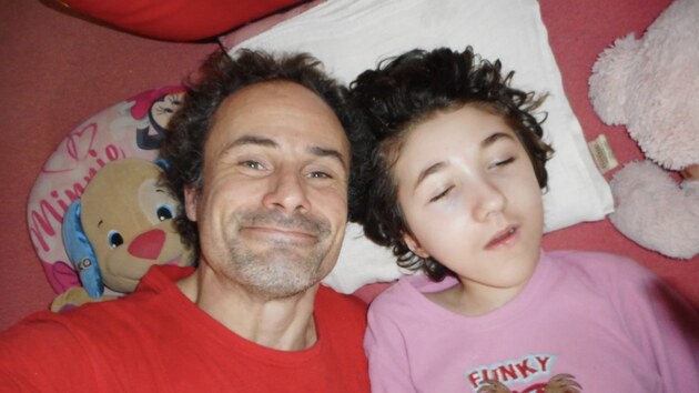 Půlroční Karolínku zmrzačila matka. Její otec vybírá peníze na potřebný vozík