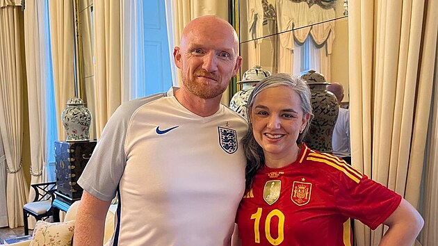 Britsk velvyslanec Matt Field sledoval finle fotbalovho mistrovstv Evropy se panlskou velvyslankyn Marou Prez Snchez-Laulh. (14. ervence 2024)