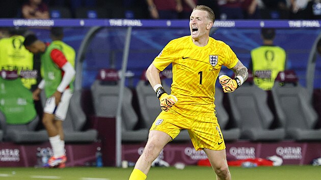 Brank�� Anglie Jordan Pickford se raduje z vyrovn�n�.