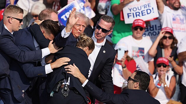 Donald Trump byl post�elen do ucha na p�edvolebním mítinku v Pensylvánii. (14....