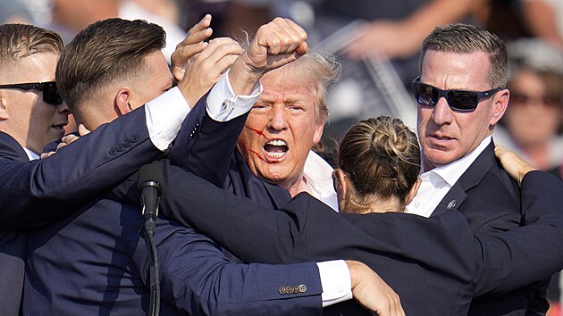 Donald Trump byl post�elen do ucha na p�edvolebn�m m�tinku v Pensylv�nii. (14....
