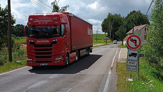 Lipoltovem na Chebsku vede objzdn trasa pro vekerou dopravu kvli oprav mostu na hrzi Jesenice. (11. ervence 2024)