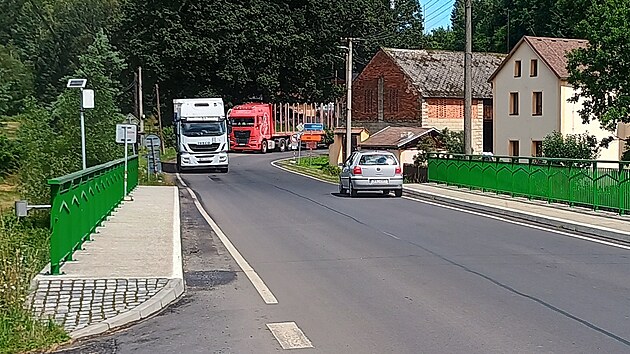 Lipoltovem na Chebsku vede objzdn trasa pro vekerou dopravu kvli oprav mostu na hrzi Jesenice. (11. ervence 2024)