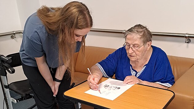 Studenti se vnuj klientm ostrovskho Alzheimer Home pi rznch aktivitch. Pat mezi n napklad spolen hran deskovch a karetnch her, tvoiv dlny, ten knih, zpv i spolen prochzky.