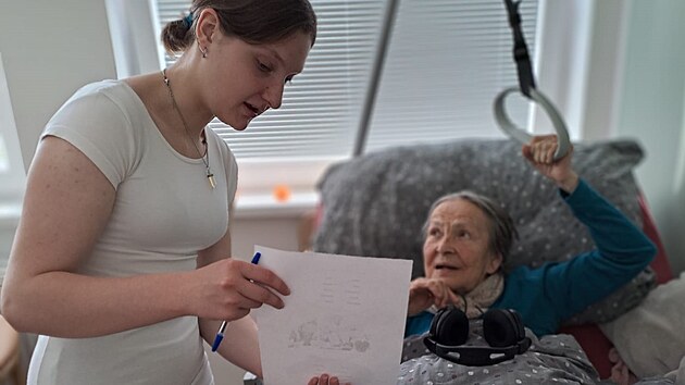 Studenti se vnuj klientm ostrovskho Alzheimer Home pi rznch aktivitch. Pat mezi n napklad spolen hran deskovch a karetnch her, tvoiv dlny, ten knih, zpv i spolen prochzky.