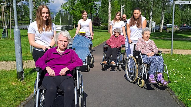 Studenti se vnuj klientm ostrovskho Alzheimer Home pi rznch aktivitch. Pat mezi n napklad spolen hran deskovch a karetnch her, tvoiv dlny, ten knih, zpv i spolen prochzky.