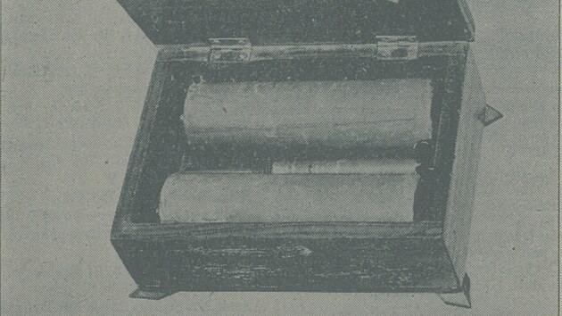 Fotografie krabi�ky z takzvan� Kr�ma�sk� af�ry uve�ejn�n� 15. z��� 1947 ve V�stn�ku krimin�ln� slu�by. Uvnit� byly dv� stogramov� n�lo�e tritolu n�meck� v�roby.