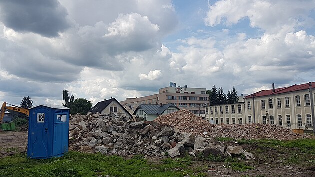 Bezbarirov pavilon se plnuje na pozemku v sousedstv domova pro seniory ve Vrchlab. (18. ervence 2024)