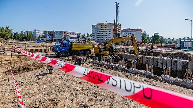 Dlnci na stavb hradeck kiovatky Mileta hloub podchody. (15. ervence 2024)