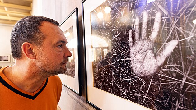 Plzesk fotograf Miroslav Chaloupka vystavuje ve Star synagoze soubor fotografi ze sv voln tvorby. Soubor ticeti snmk nazvan Znamen bude k vidn do konce srpna. (30. ervna 2024)