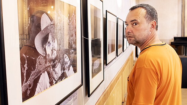 Plzesk fotograf Miroslav Chaloupka vystavuje ve Star synagoze soubor fotografi ze sv voln tvorby. Soubor ticeti snmk nazvan Znamen bude k vidn do konce srpna. (30. ervna 2024)