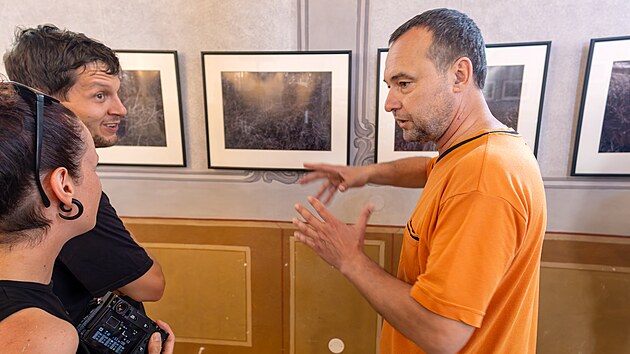 Plzesk fotograf Miroslav Chaloupka vystavuje ve Star synagoze soubor fotografi ze sv voln tvorby. Soubor ticeti snmk nazvan Znamen bude k vidn do konce srpna. (30. ervna 2024)