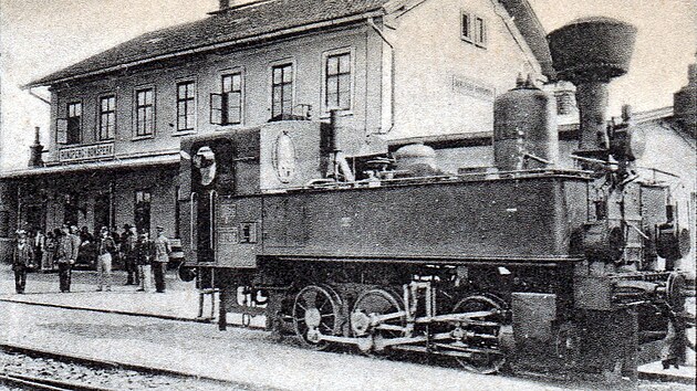 Vez z pohlednice z roku 1904, zachycujc lokomotivu 97.186 (pozdji 310.086) ve stanici Ronsperg, dnes Pobovice. Vyfocena je jet se starm slem 19786. Lokomotiva slouila od roku 1900 na tra StankauBischofteinitzRonsperg (Stakov  Horovsk Tn  Pobovice)