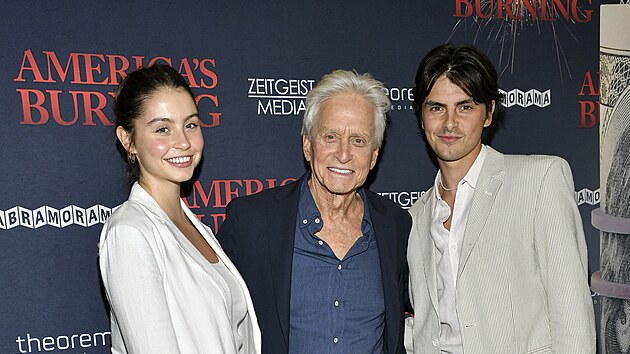 Michael Douglas a jeho d�ti Carys Douglasov� a Dylan Douglas v New Yorku (10. �ervence 2024)