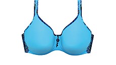 Nebesky modrá sada plavek, vhodná pro pln�j�í poprsí. Cena 2398 K�