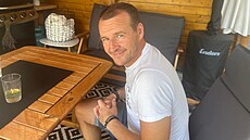 KLID A POHODA. Pavel Královec V zahradním altánku v Doma�licích.