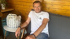 KLID A POHODA. Pavel Královec V zahradním altánku v Doma�licích.