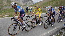 Jan Hirt táhne peloton v 19. etap Tour. Za ním je ve lutém Tadej Pogaar.